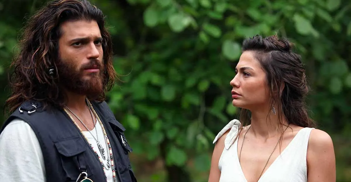 Demet Özdemir e Can Yaman hanno condiviso i ruoli principali nella serie Erkenci Kuş. (2019)