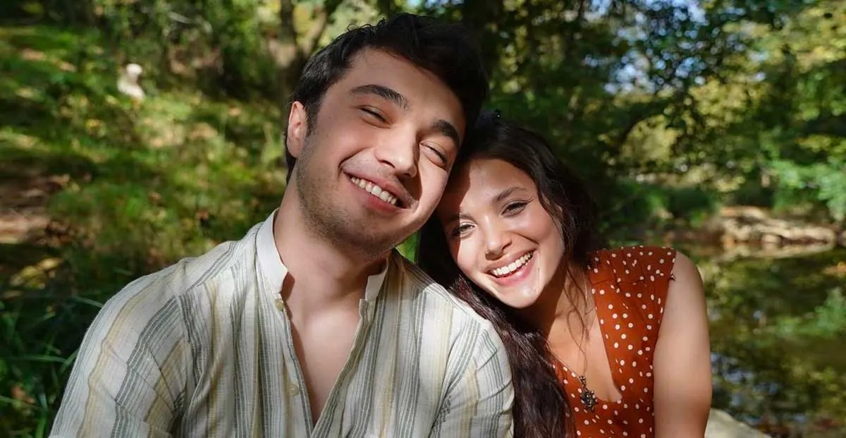 Burak Dakak accompagna Leyla Tanlar nel ruolo principale nella serie TV Forever Together (Güzel Günler).