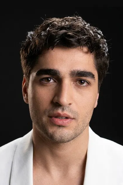 Mert Ramazan Demir nel ruolo di Cihan