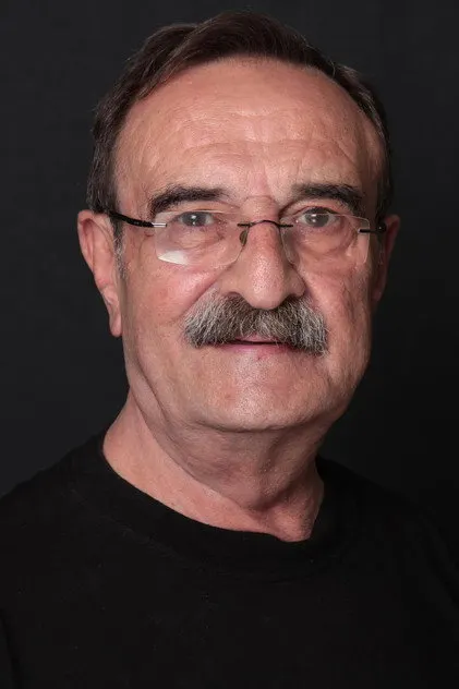 Metin Coşkun nel ruolo di Asaf