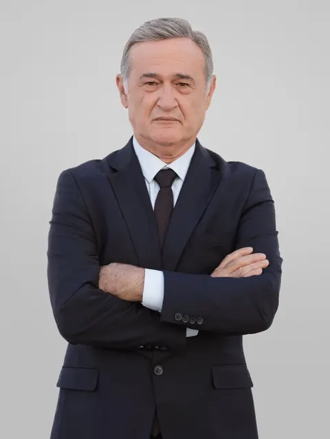 Müfit Kayacan nel ruolo di Hamit Köksal