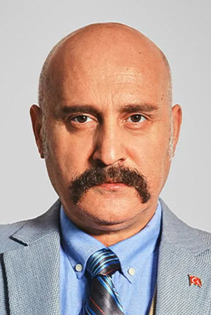 Muttalip Müjdeci nel ruolo di Ekrem Gediz