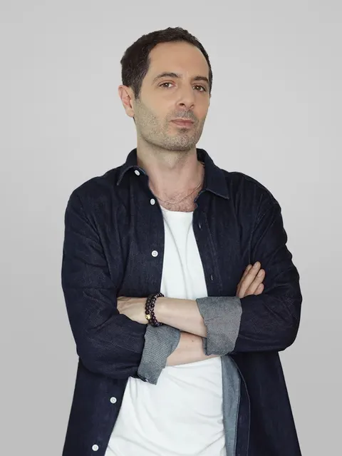 Okan Ürün nel ruolo di Merih
