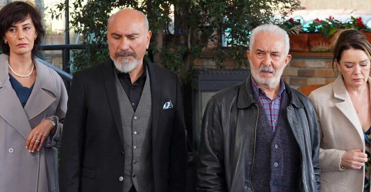 Mustafa Avkıran (à esquerda) sai após o ator mestre Ali Sürmeli (à direita) da equipe Adım Farah, que fez uma pausa na temporada no 14º episódio.
