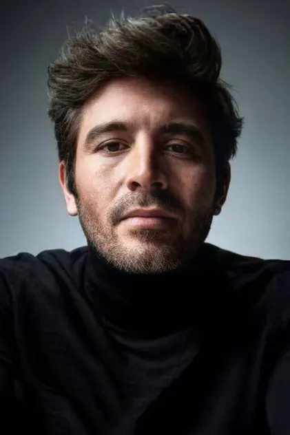 Cihangir Ceyhan como Ömer Ataycı