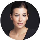 Defne Bölükbaşı como Doutor Meriç
