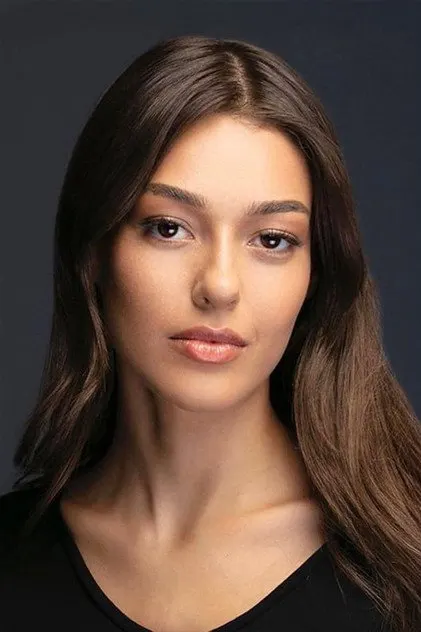 Dilan Çiçek Deniz como Rüya Yıldırımlar
