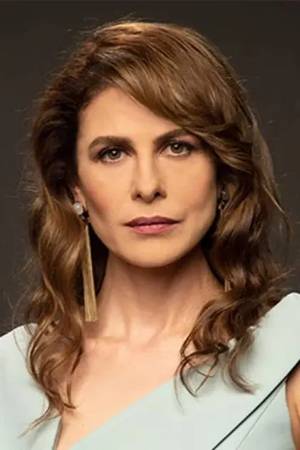 Ebru Özkan como Çavgeş