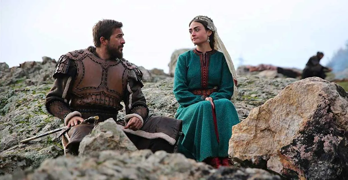 Esra Bilgiç, que iniciou sua carreira de atriz com a série de sucesso Diriliş Ertuğrul do TRT 1, que foi transmitida por 5 temporadas entre 2014-2019, assumiu o papel principal na série com nomes como Engin Altan Düzyatan e Hülya Darcan.