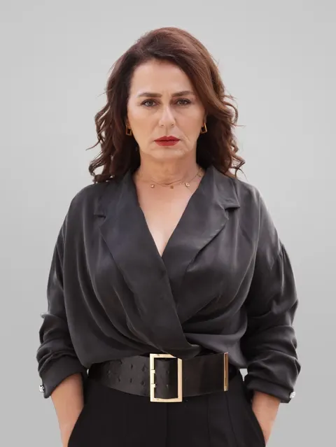 Nazan Kesal como Şahika Koksal