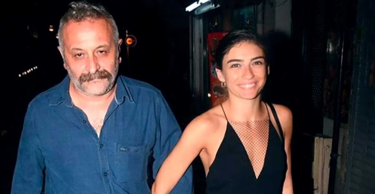 A diferença de idade entre Hazar Ergüçlü e Onur Ünlü também esteve em pauta por um tempo. Apurou-se que o casal, que costuma ser alvo de notícias pelos comentários feitos devido à diferença de idade de 19 anos entre eles, se separou amigavelmente outro dia.