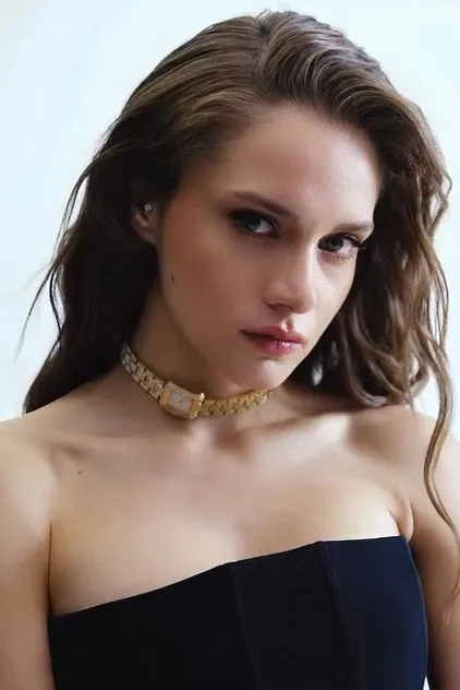 Miray Daner como Irmak Güngör