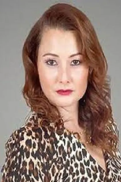 Nur Yazar como Cemile Yılmaz