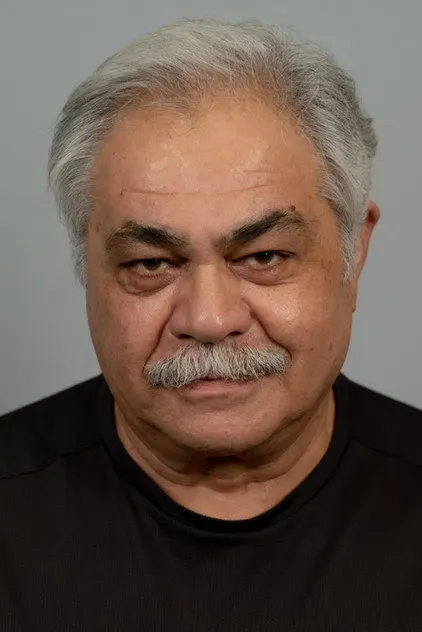 Osman Alkaş como Eşref Soysalan