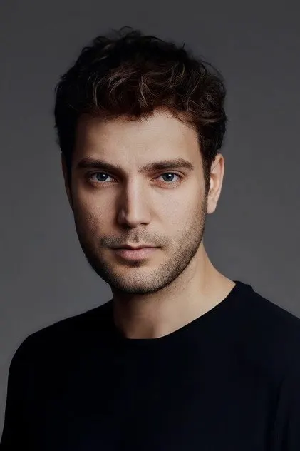 Samet Kaan Kuyucu como Mert