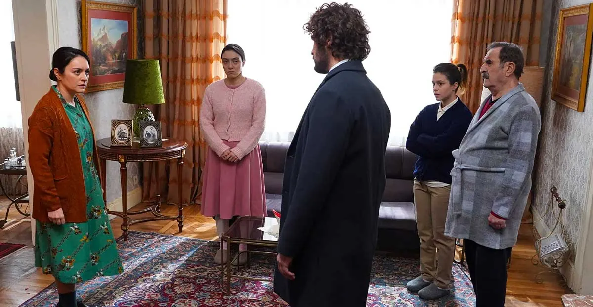 Gizem Katmer, Metin Coşkun, Ezgi Mola, Birkan Sokullu și Merve Dizdar în Masumlar Apartmanı - 2020