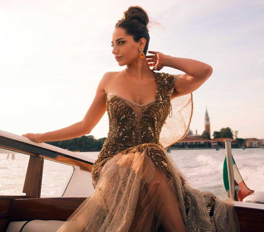 Özge Özacar left her mark on the Venice Film Festival with her beauty!