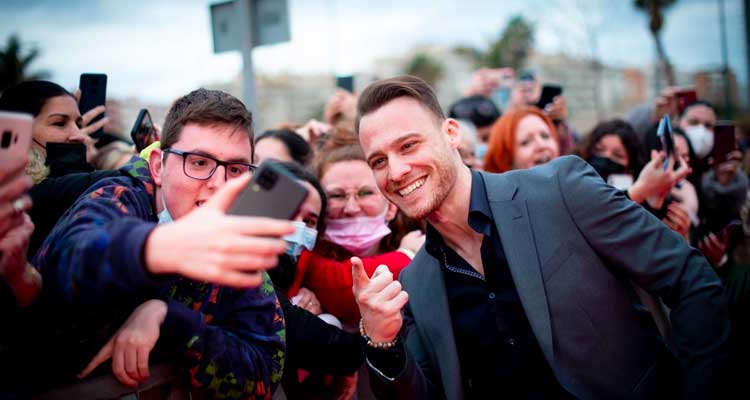 Kerem Bürsin não foi deixado sozinho pelos fãs no Festival de Cinema de Málaga!