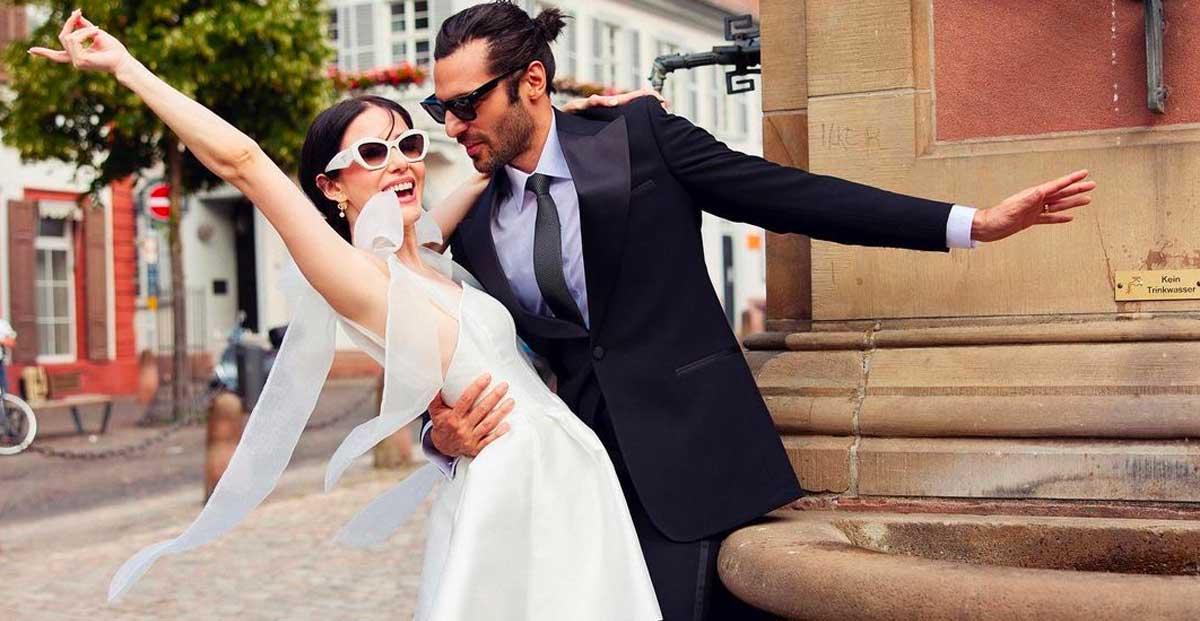 How much does Özge Gürel's mini wedding dress cost?