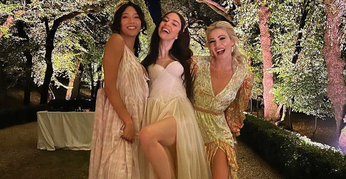 50 guests, including actress Pelin Karahan, Ahmet Kural, Aybüke Pusat, Nihal Işıksaçan, Zuhal Acar, producers Ali and İnci Gündoğdu, as well as the couple's families and close friends, attended the wedding ceremony.