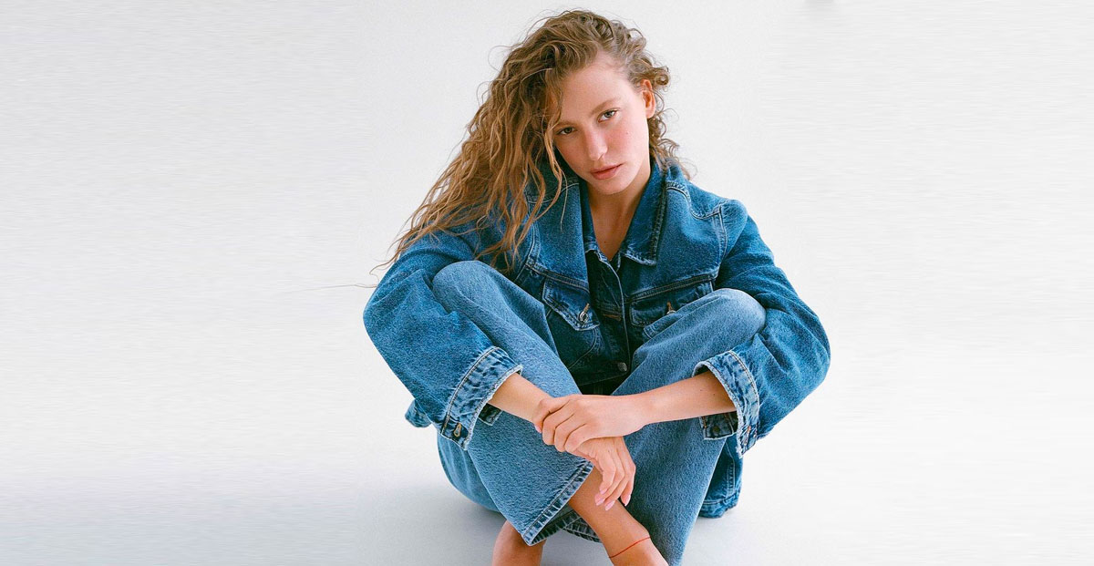 ¡Serenay Sarıkaya se reunió con mujeres jóvenes en el nuevo comercial de Mavi!