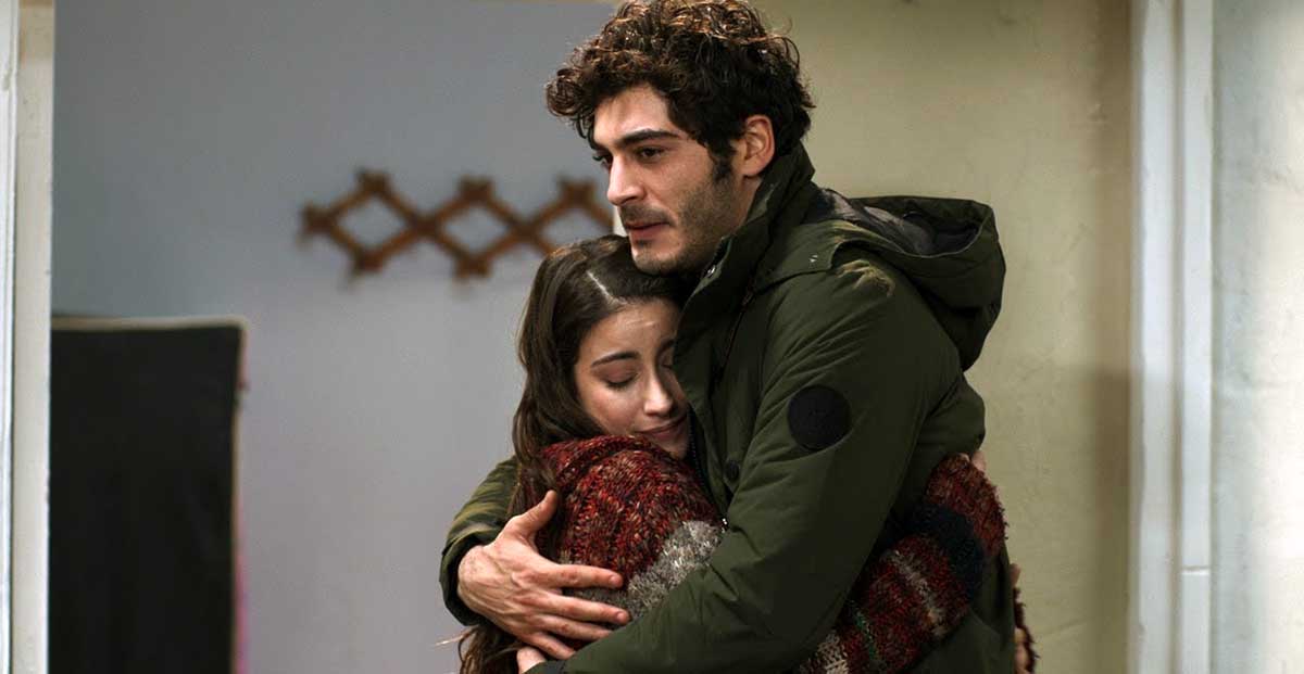 Burak Deniz e Hazal Kaya nella serie Bizim Hikaye