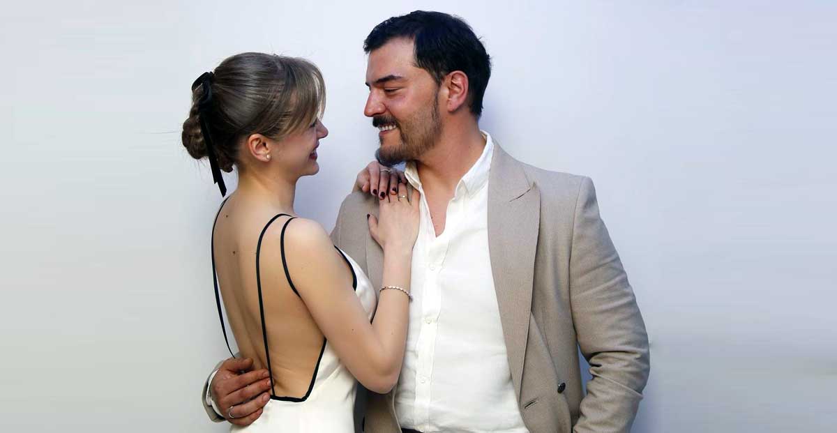 O casal, que ficou noivo em uma cerimônia simples em maio, compartilhou a boa notícia com seus seguidores nas redes sociais.