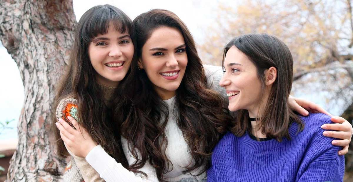 Zwei neue Schauspieler schließen sich der Üç Kız Kardeş-Reihe an, die dem Projekt Glanz verleihen werden!