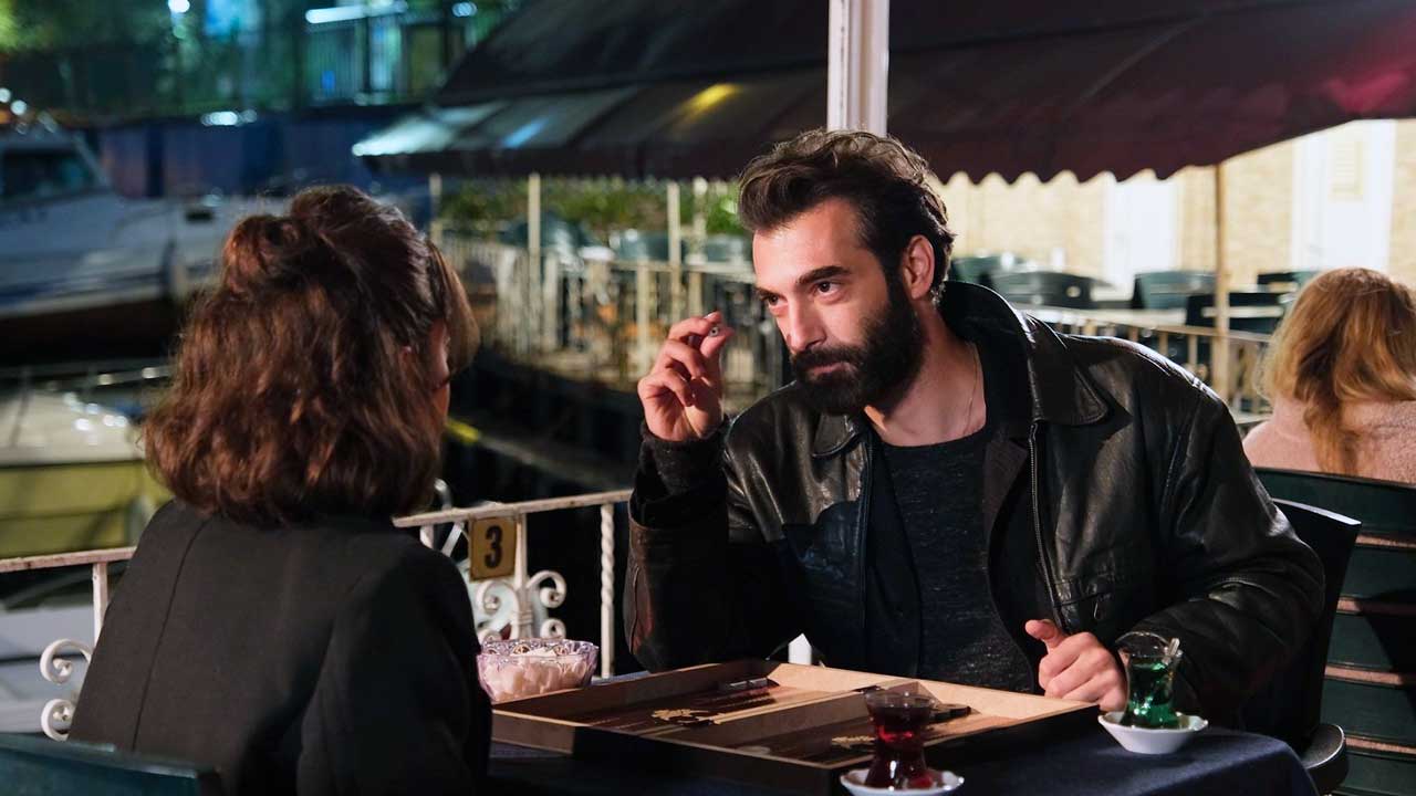 A emoção do segundo episódio da série İlker Kaleli e Öykü Karayel'i Kara está acontecendo!