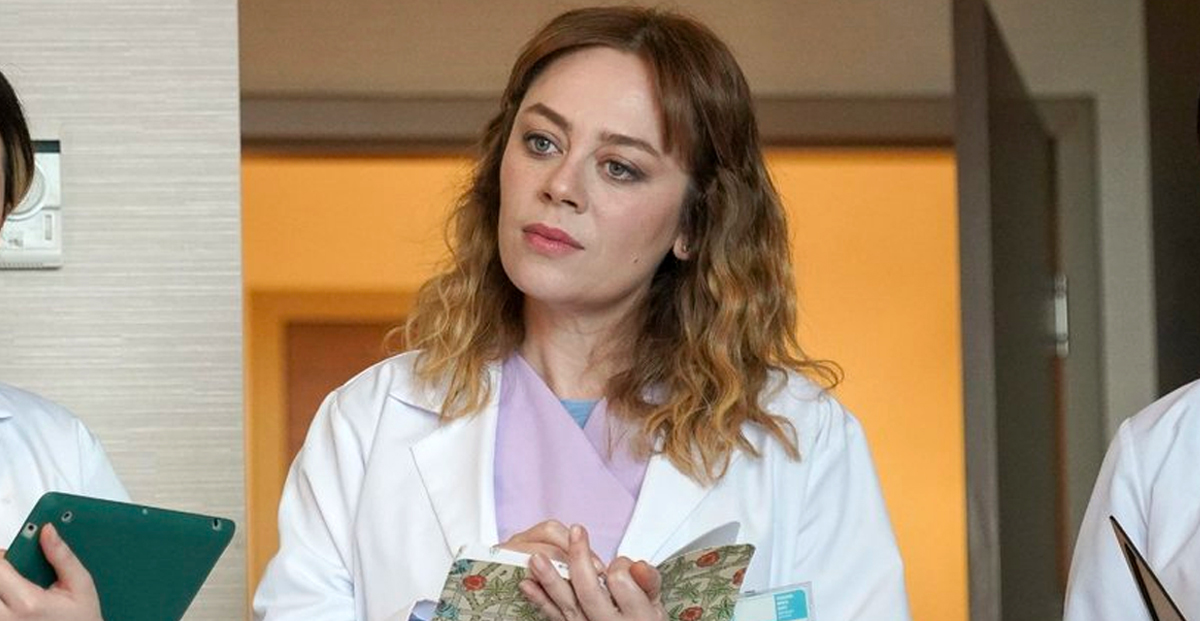 Qui incarne la jeunesse de Demet Evgar dans la série télévisée Bahar ?
