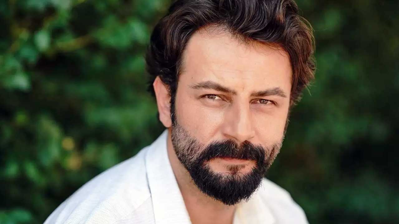 Gökberk Demirci gehört zur Besetzung der Serie Yalan!