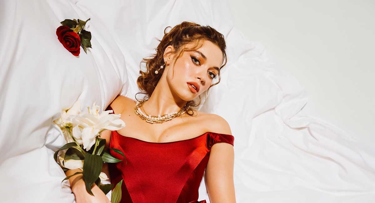 Afra Saraçoğlu embarks on a new digital journey with Pera series!