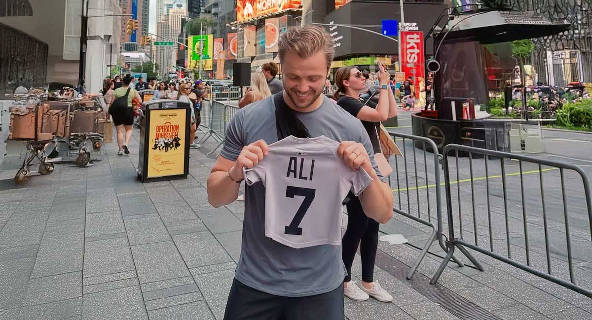 Tolga Sarıtaş révèle le prénom de son fils lors d'un voyage à New York !