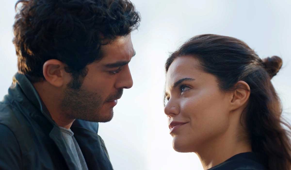 The series Sahtekarlar starring Burak Deniz and Hilal Altınbilek is starting!
